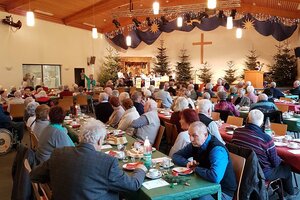 Das Bild zeigt die Seniorinnen und Senioren der Stadt Herborn bei der Weihnachtsfeier 2016.