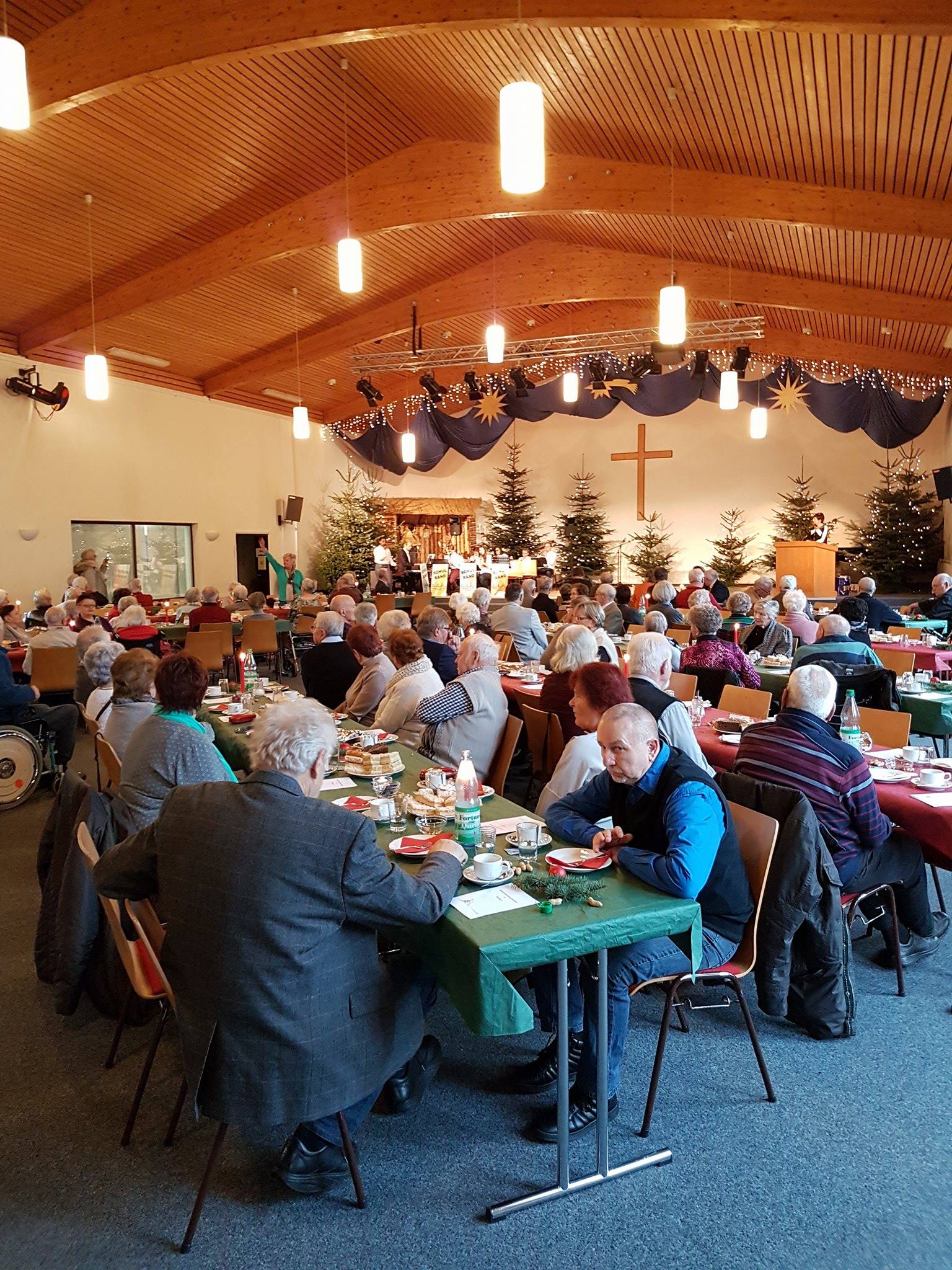 Das Bild zeigt die Seniorinnen und Senioren der Stadt Herborn bei der Weihnachtsfeier 2016.