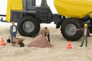 Beispielbild Baustelle, Miniaturfiguren und Fahrzeug stellen Baustelle nach