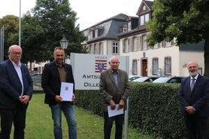 Vier Männer vor den Amtsgericht Dillenburg.