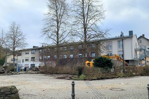 Ein Bagger arbeitet auf dem Parkplatz Schmaler Weg in Herborn