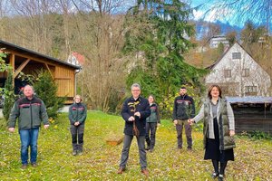 Mehrere Personen auf einer Wiese beim Forstamt Herborn