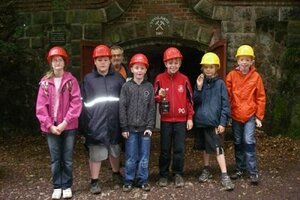 Gruppenbild vor dem Bergwerk