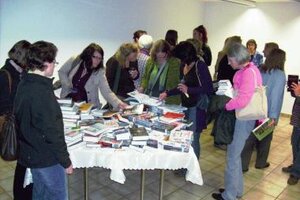 Besucher am Büchertisch © Stadtbücherei Herborn