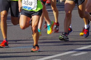 Beispielbild Spendenlauf, Detailaufnahme Beine und Turnschuhe beim Stadtlauf