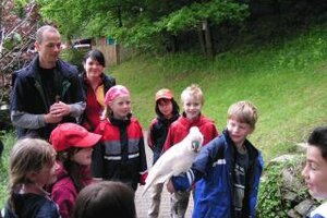 Tierpfleger Andreas Trapp mit Coco und vielen Kindern