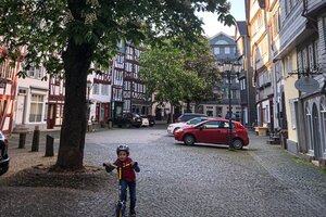 Kind mit Trettroller auf dem Kornmarkt in Herborn