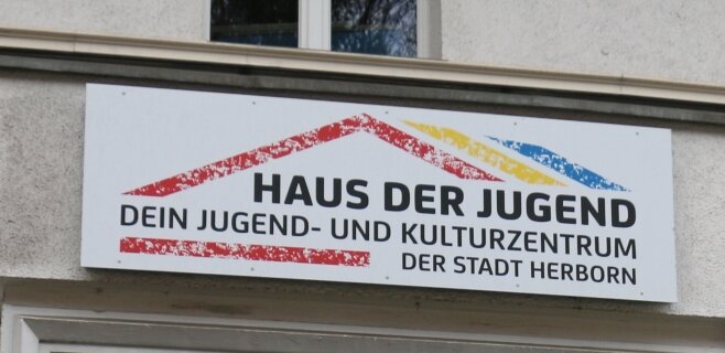 Spendenübergabe vor dem Eingang des Haus der Jugend Herborn.