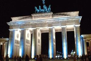 Das beleuchtete Brandenburger Tor bei Nacht