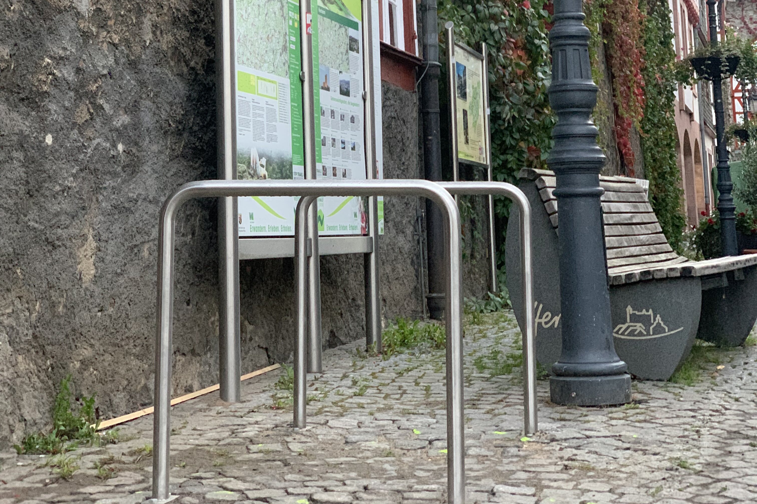 Zwei Anlehnbügel für Fahrräder vor dem Rathaus Herborn.