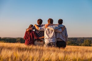 Gruppe von vier Jugendlichen, Rückansicht zu sehen.