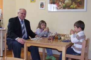 Bürgermeister Hans Benner zu Besuch in der Kindertagesstätte  Kinderhaus Kunterbunt  in Herborn - Seelbach