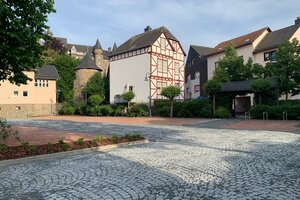 Ansicht des sanierten Parkplatzes Schmaler Weg, mit Ökopflaster