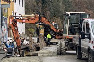 Bagger an einer Straße.