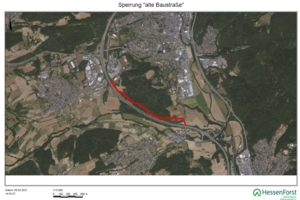 Kartenausschnitt mit roter Hervorhebung der wegen Gehölzpflegearbeiten gesperrten Baustraße zwischen Merkenbach und Hörbach.