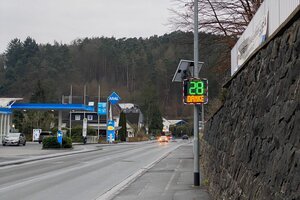 Bild einer Straßen mit Geschwindigkeitsmesstafel im Stadtteil Burg