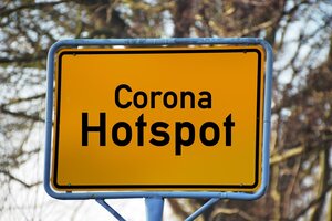 Beispielbild Gelbes Schild mit Aufschrift Corona-Hotspot