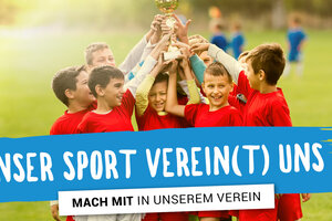 Kinder versammelt um einen Pokal.