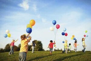 Kinder mit Ballons