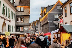 Menschen schlendern über den Martinimarkt in der Herborner Innenstadt