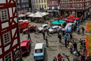 Historische Fahrzeuge in der Fachwerkaltstadt von Herborn. (Luftaufnahme aus dem Rathaus fotografiert)