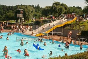 Breitwasserrutsche an einem sonnigen Sommertag mit vielen Besuchern