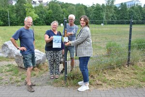 Anbringung der ersten Zigarettendose am Radweg Richtung Sinn