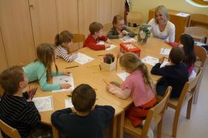 Die Fremdsprachenlehrerin Susanne Holler übt mit den Kindern