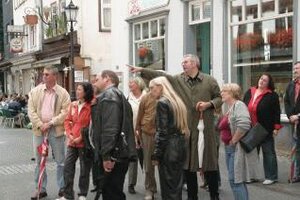 Stadtführer Dr. Becker mit einer Reisegruppe