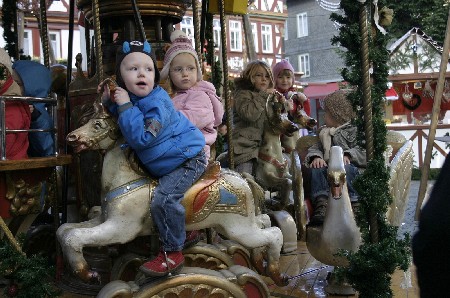 Kinder fahren mit dem Karussell am Marktplatz