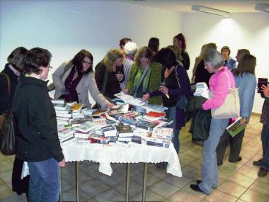 Besucher am Büchertisch © Stadtbücherei Herborn