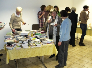 Besucher am Büchertisch © Stadtbücherei Herborn