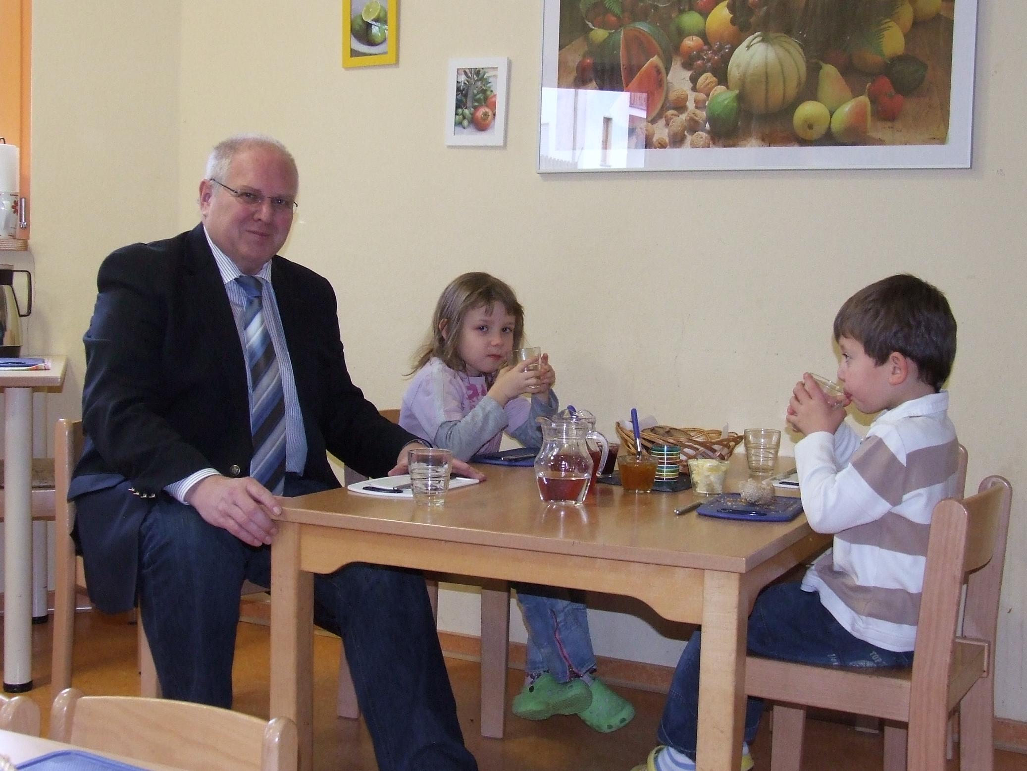 Bürgermeister Hans Benner zu Besuch in der Kindertagesstätte  Kinderhaus Kunterbunt  in Herborn - Seelbach