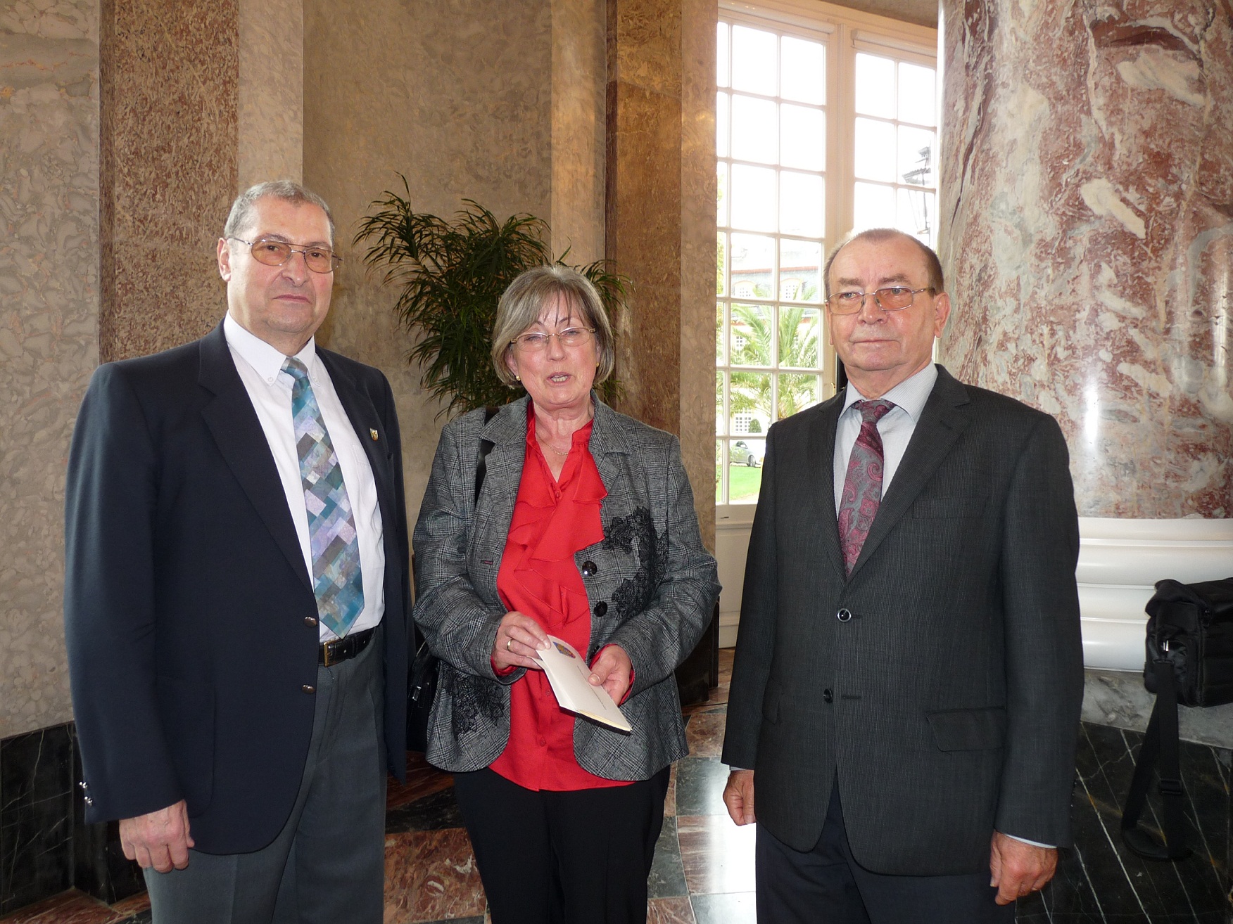 Brigitte Schug erhält Pflegemedaille