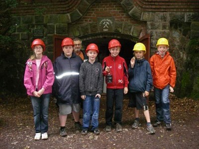 Gruppenbild vor dem Bergwerk