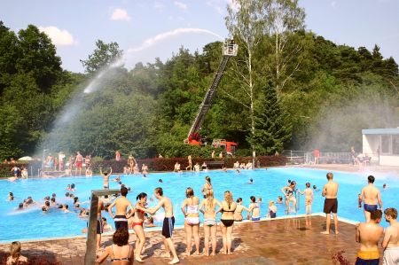 Wasserspiele im Freibad