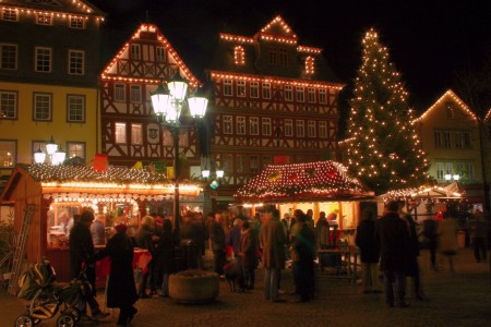 Im Schein tausender Glühlampen lädt das Adventsdorf in besinnlicher Atmosphäre zum Besuch auf dem Herborner Marktplatz ein. Der beliebte Treffpunkt während der Adventszeit wird heute offiziell eröffnet. 