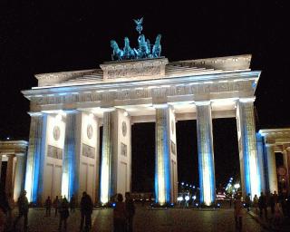 Das beleuchtete Brandenburger Tor bei Nacht