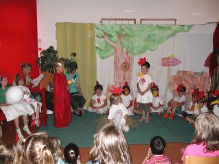 Die Kinder spielen ein Theaterstück