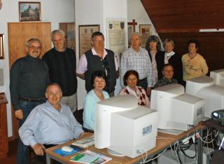 Die Teilnehmer des Senioren-Computerkurses um Ersten Stadtrat Rainer Nöllge