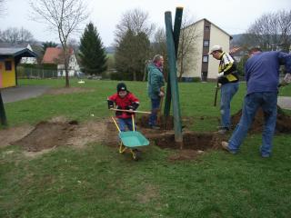 Kinder und Eltern beim Umbau des Spielplatzes