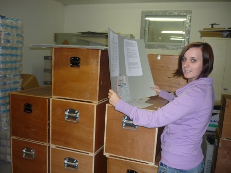 Kathrin Habicht beim Packen der Wahlkisten