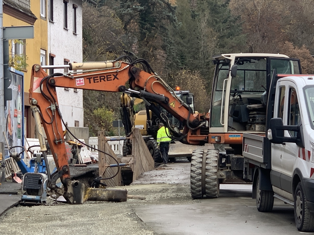 Bagger an einer Straße.