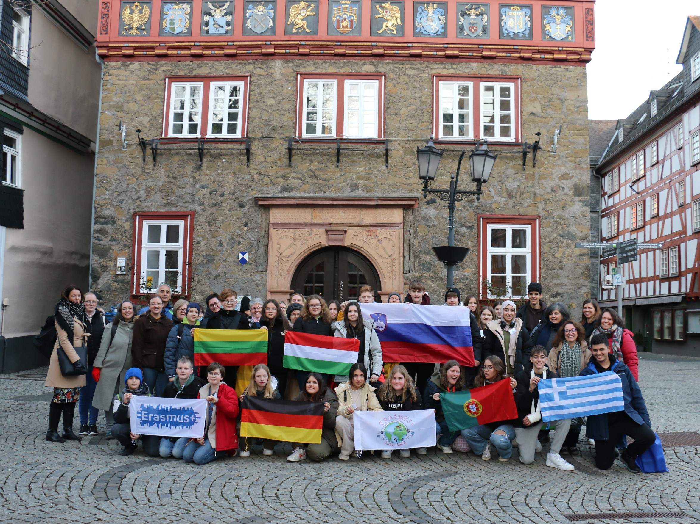 Europäische Austauschschüler mit Landesfahnen vor dem Rathaus Herborn