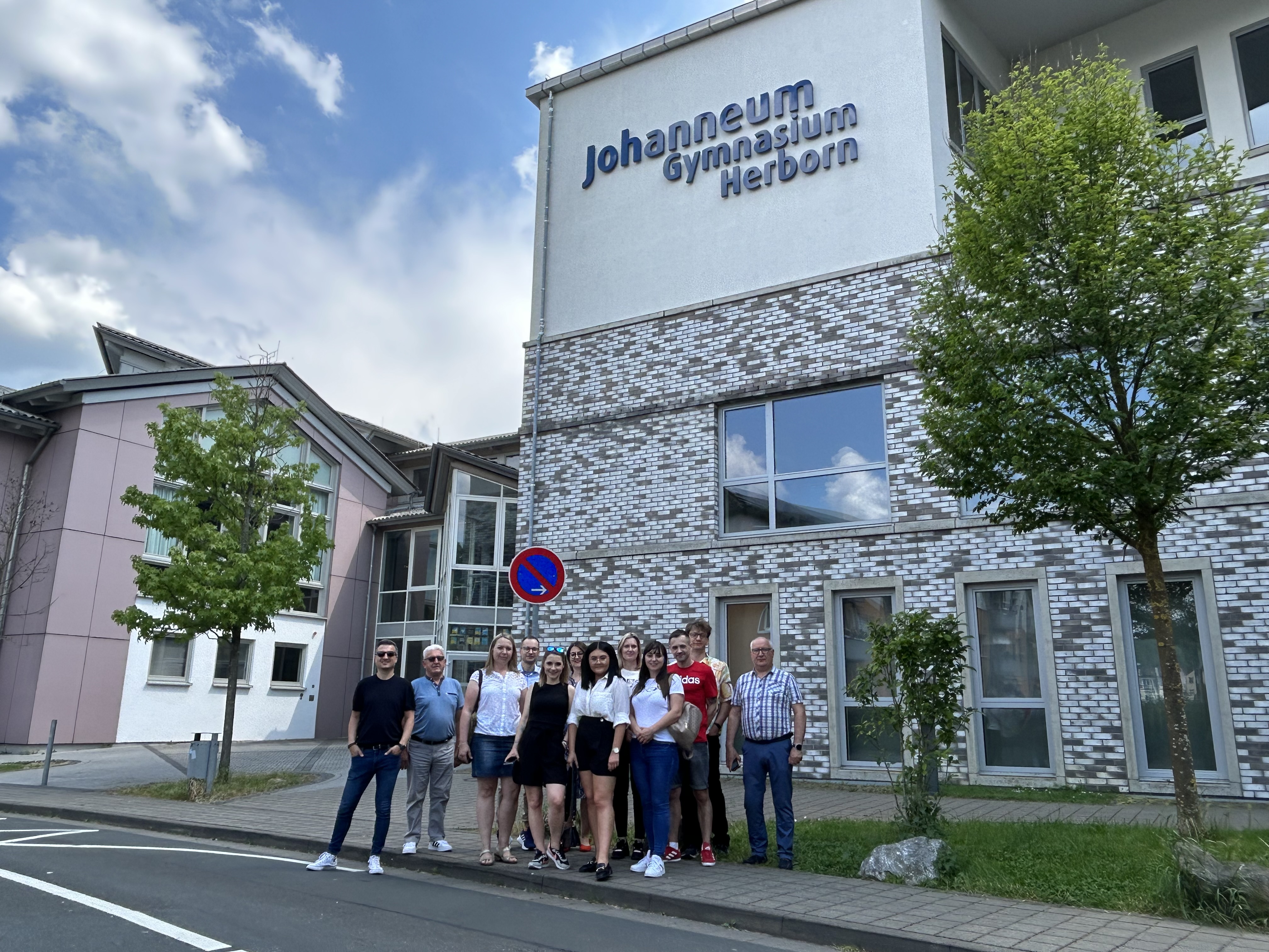 polnische Delegation vor dem Johanneum Gymnasium