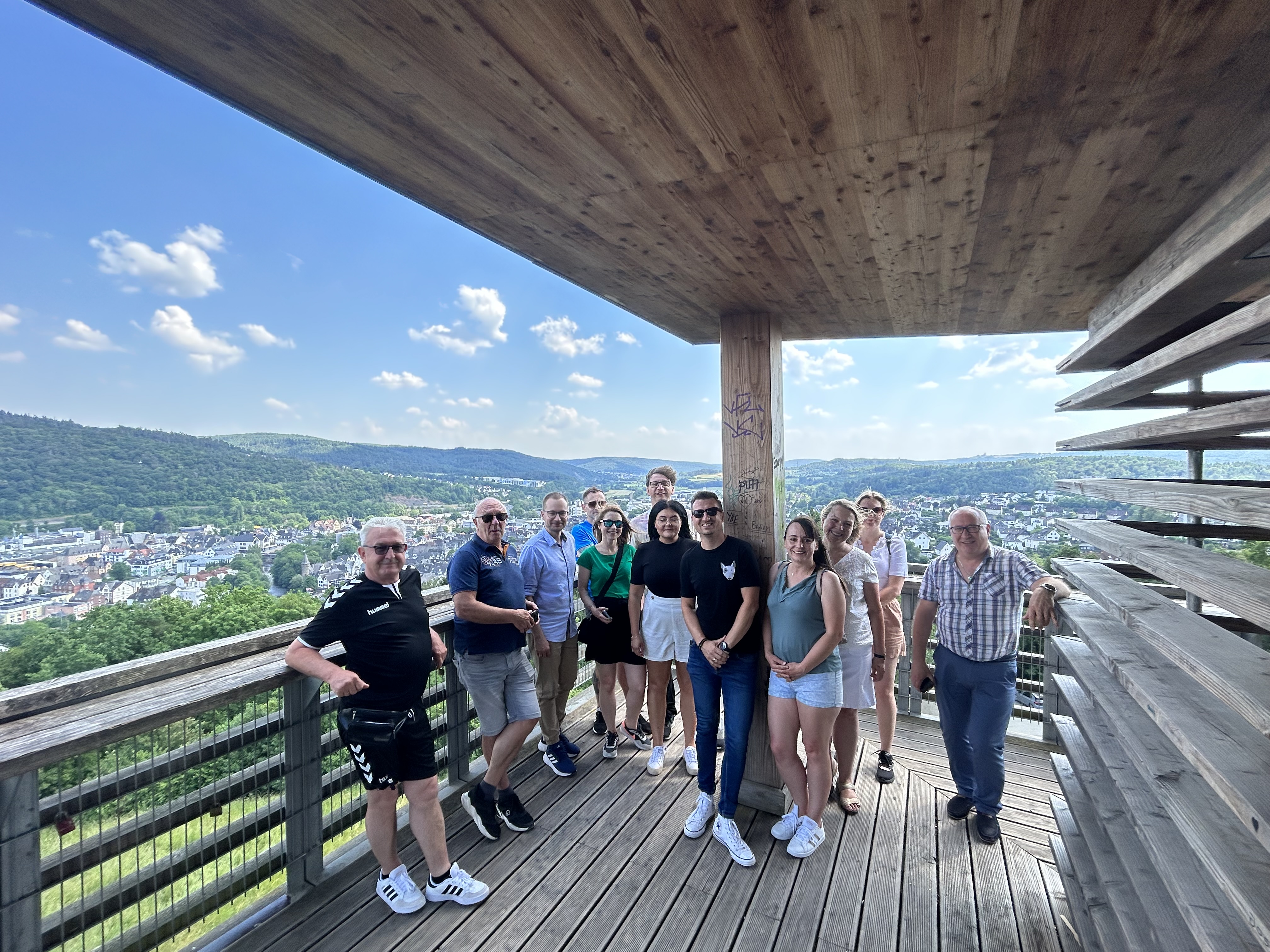 Die polnische Delegation aus Ilawa auf dem Dillblick-Aussichtsturm